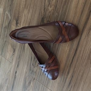 Like new Clark's woven leather flats